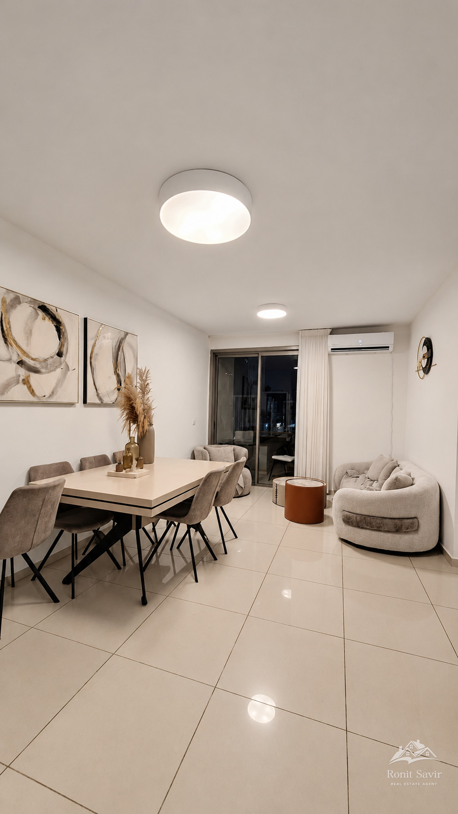 Salon et coin repas de l'appartement