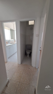 מסדרון וחדר שירותים