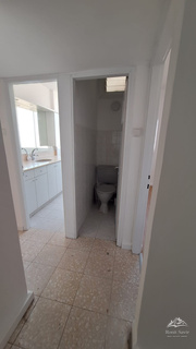 חדר שירותים והמסדרון — בן אליעזר, רמת גן